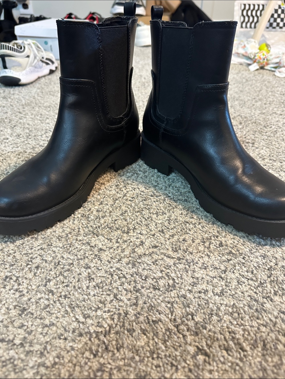 Black Chunky Chelsea Style Boots